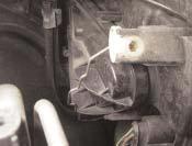 4 5 6 Low beam (passenger side): Loosen the fastening clamp from the cover cap and pull this off the