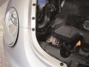 70 VW Beetle 1.9 TDI PD (model year from 1998) Low beam : Unlock the headlight housing.
