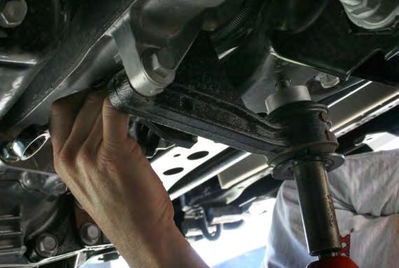 Install the 1 spacers between the differential supports and the front cross-member.