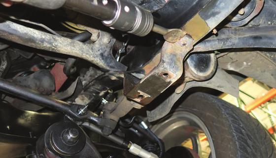 Getting Started... 1. OEM MOUNT 1. Some trucks are equipped with a sway bar. If your truck has one, the OEM mount will need to be removed to install the Street- Grip Sway Bar.