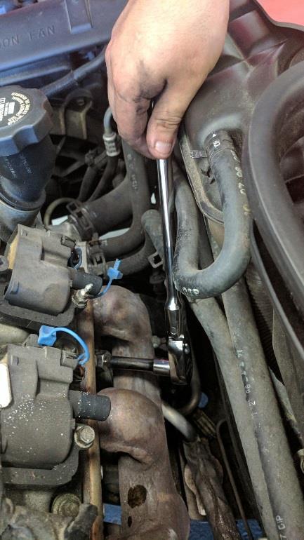 Carefully remove the plastic fuel rail covers from both sides of the engine. Replace the passenger side oil filler cap once the cover is removed. 2.