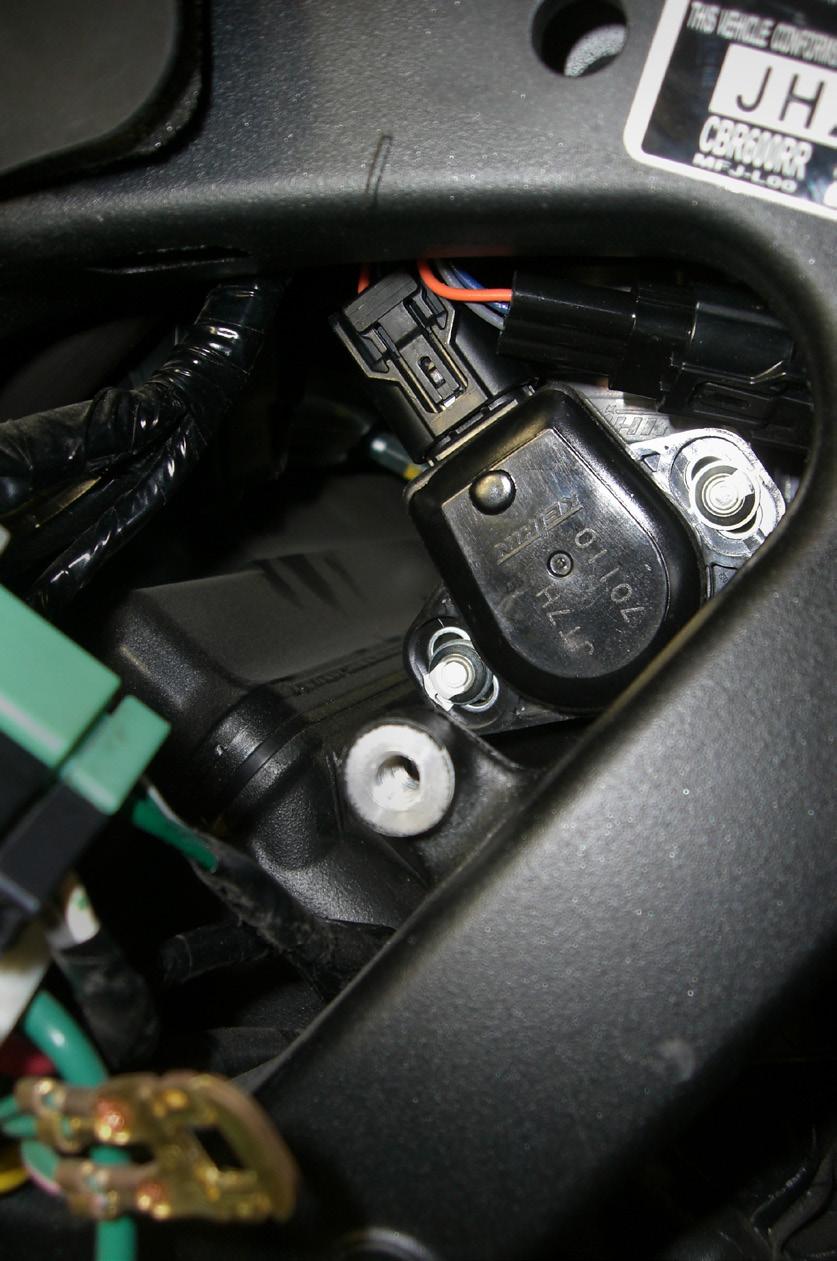 From left to right, install the Bazzaz lower injector connectors in-line, between the factory connectors and injectors. S INJECTOR 5.3 1.