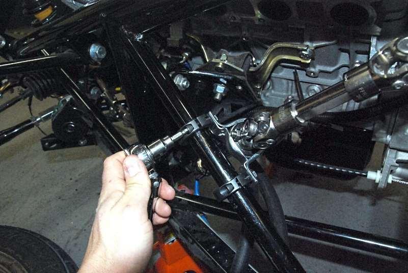 Locate the tube clamps on the tube so that the shaft is as straight as possible and then tighten the clamps.