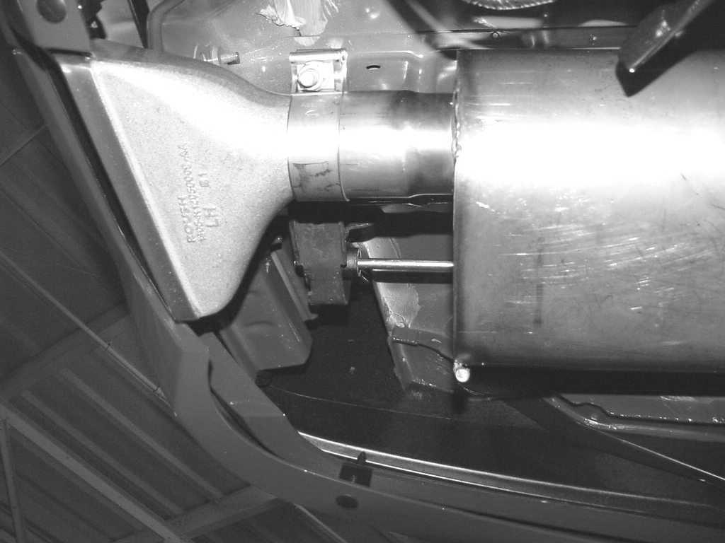 5.Place a clamp over the expanded outlet pipe of the muffler assembly