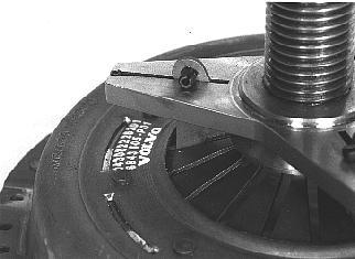 Screw down the center screw so that it comes into contact with the diaphragm spring: - - If the pressure plate is new screw down the center screw four turns.