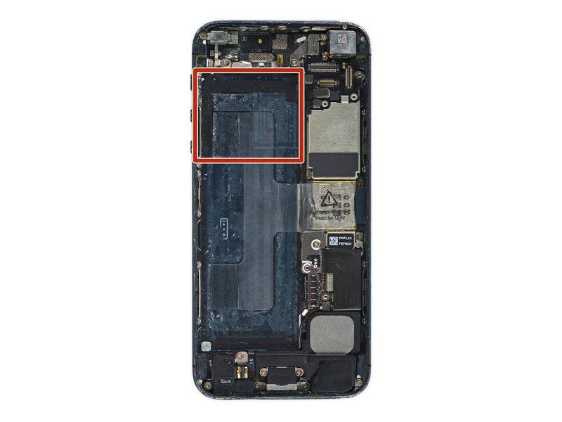 If the battery doesn't pry easily out of the case, reheat and reapply the iopener and try again.