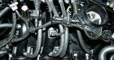 Place the couplings with a lock compound in the inlet manifold.