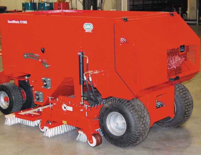 17 SandMatic B1005 For applying sand / rubber into artificial turf; main drive via 2- cylinder air-cooled petrol engine; manual operation via hydraulic lever &