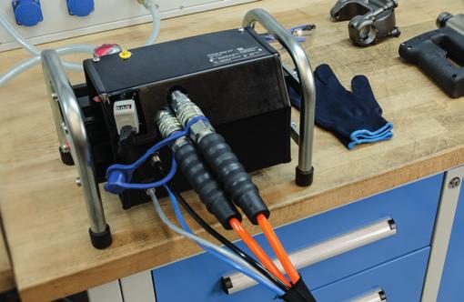 Make sure that the pump and the blind riveting tool are set up in a work area that is free from