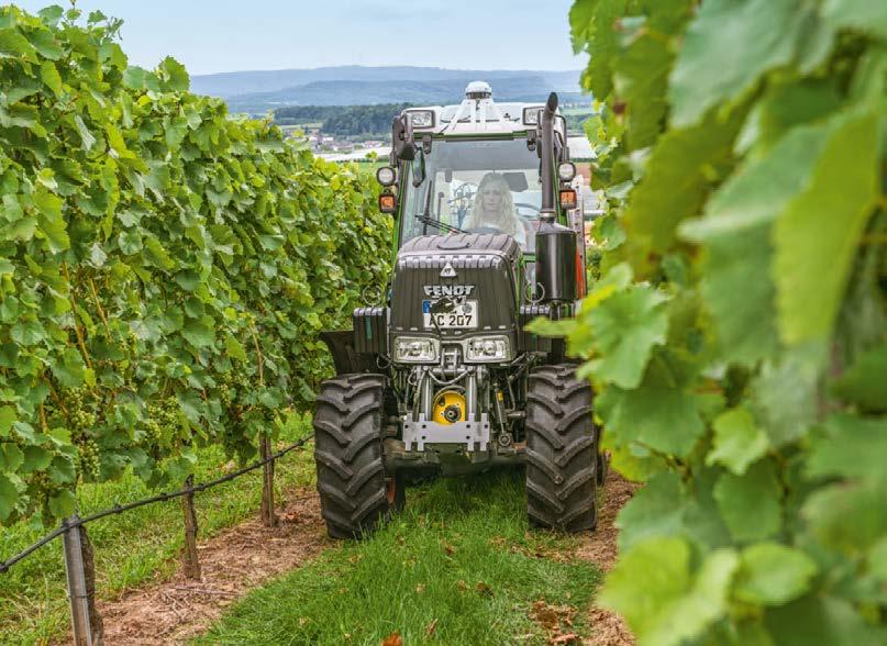 The machine also uses ultrasonic sensors which record the exact position of the row in real time, and therefore accurately steer the Fendt 200 V/F/P Vario at the pre-set distance.