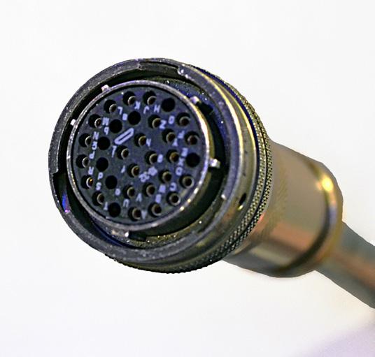 A standard 52a auxiliary contact for each phase comes with the 32-pin Amphenol connector.