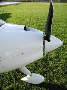 Then lift the nose wheel off the ground and check for nose leg strut free play. Bolts: fastened Tire: no cracks, adequate pressure Wheel fairing: undamaged, firmly attached, clean (e.g. no mud or grass on the inside) Propeller Hub and blades: no mechanical damage (e.