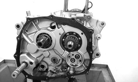 Separate the left and right crankcase halves.