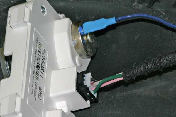 first, plug the wire into the right side of the fuse connector, then plug the fuse on