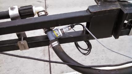 15 Figure 3.7: Omega pressure transducer plumbed in line with boom subsection supply line. The output signal from the electronic pressure transducers was recorded to a.