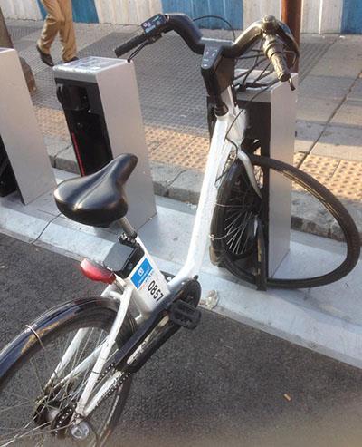 Problems Year Stations 2014 123 (3.120 docking slots) Bikes Users (Annual subscription) Rentals 1560 27.649 726.662 2015 165 2028 59.169 3.075.454 2016 165 (4.116 docking slots) 2028 60.430 2.807.