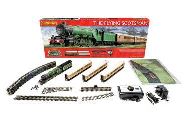 R1167 The Flying Scotsman (above) * LNER A1 Flying Scotsman. * Three LNER coaches * 3rd Radius starter oval + extension train pack A.