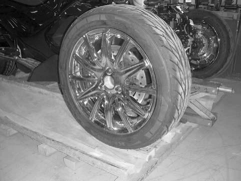 UNCRATING rbl2013-003-007 7. Torque wheels lug nuts. PART Wheel lug nut SPECIFIED TORQUE 105 N m (77 lbf ft) 8. Install wheel caps (inside front storage compartment).