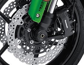 FRONT AND REAR BRAKES The Ninja 1000 features Tokico monobloc calipers.