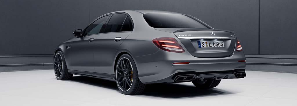 Chrome AMG Tailpipes High Gloss Black Side Sills With striking design elements in a high-gloss black, the AMG Night Package (P60) underscores the sporty and expressive character of the