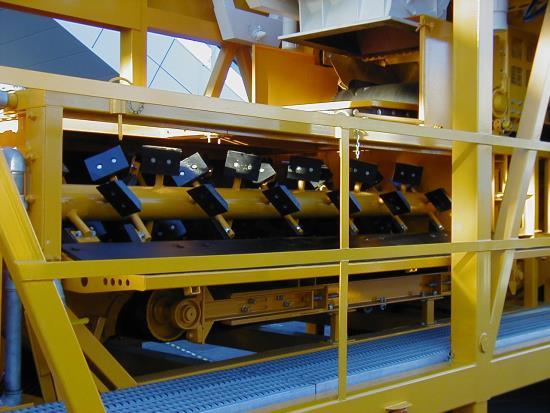 Capacity: 15.6 cu yds (12.0 m 3 ) Lading Width: 14 ft 2½ ins (4330 mm). The hpper can be laded frm either side f the machine. Cnstructin: S275 plate with stiffening ribs.