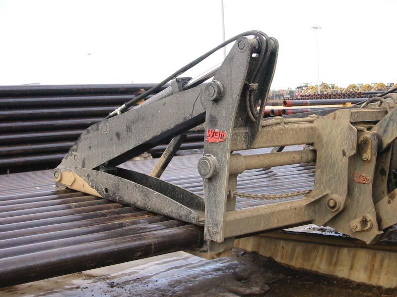 Pipe Grapple Usage: CAUTION Fork tine capacity ratings are reduced on attachments with over arms or clamps. Be aware of the fork tine capacity ratings of the attachment.