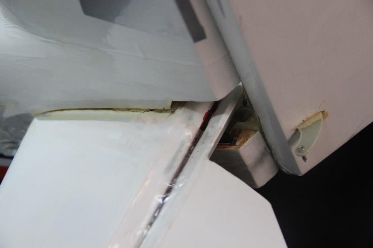 Stabilizer installation: Cut free the trailing edge of the vertical rudder in line with the stabiliser, in order to