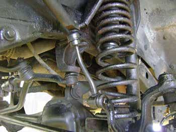2 d. Disconnect the sway bar links from the axle and sway bar