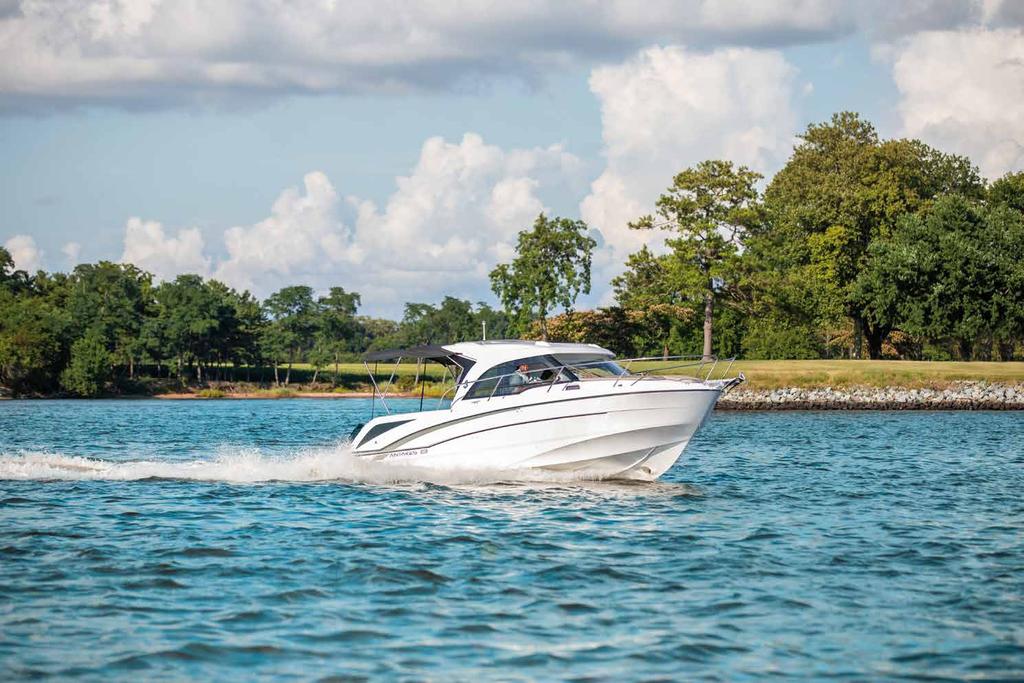 THE ANTARES 23 HAS A NEW FLARED-OUT HULL THAT DELIVERS WONDERFUL DRIVING SENSATIONS, WHILE BOASTING EXCELLENT SEAKEEPING.