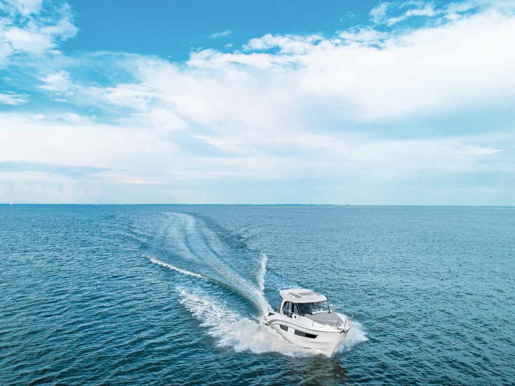 THANKS TO HER AIRSTEP HULL, THE ANTARES 27 CUTS GENTLY THROUGH THE WAVES OFFERING A COMFORTABLE RIDE AND SAFE NAVIGATION.