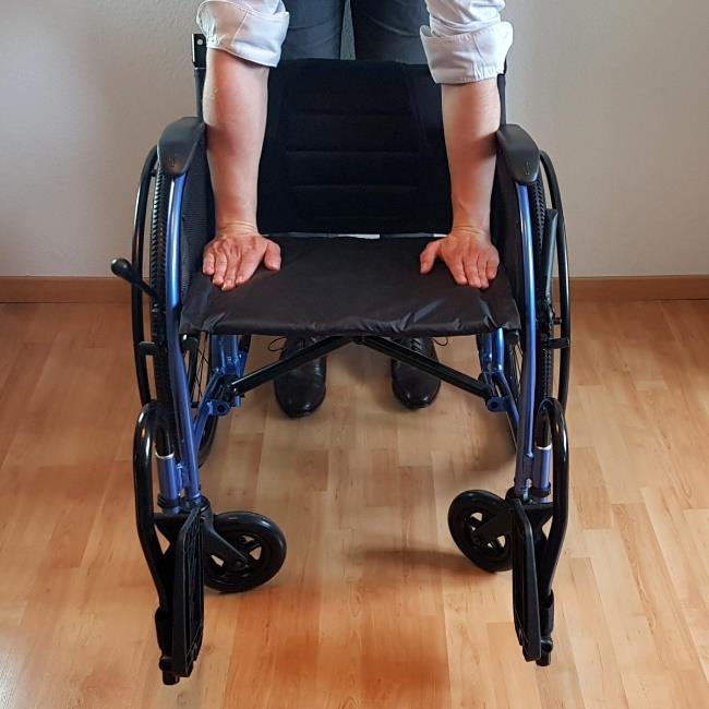 1 Unfolding the wheelchair Unfold the frame of the wheelchair by pushing down evenly on the outer edges of the seat using both hands (1) until the seat is