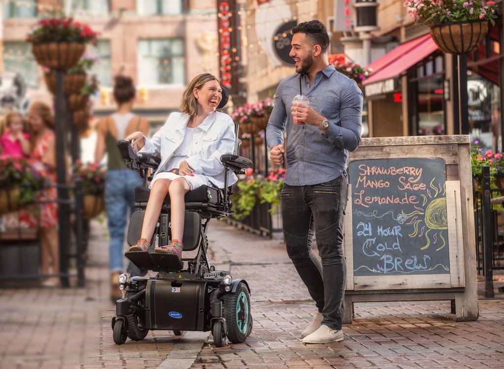 I N VA C A R E TDX SP2 POWER WHEELCHAIR Modern Design Meets Timeless Performance in the Next Generation of TDX (Total Driving experience) The Invacare TDX SP2 Power Wheelchair with Maxx Positioning