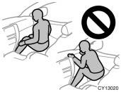 Do not sit on the edge of the seat or lean over the dashboard when the vehicle is in use, since the front airbags inflate with considerable speed and force.