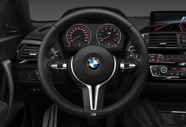 [ 04 ] The BMW M Performance steering wheel II (with Race [ 06 ] The BMW M laptimer app 1