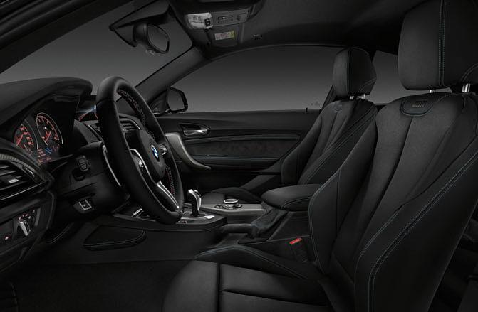 [ 11 ] The centre console features the Driving Experience Control, the M gear lever and