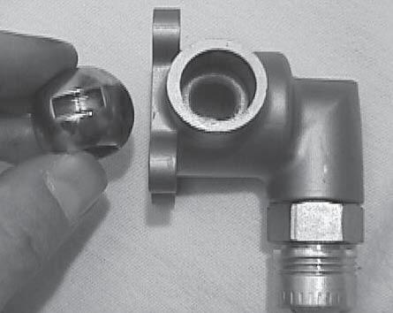 Take care not the valve body. to scratch the ball or the wall of the pocket. 18.
