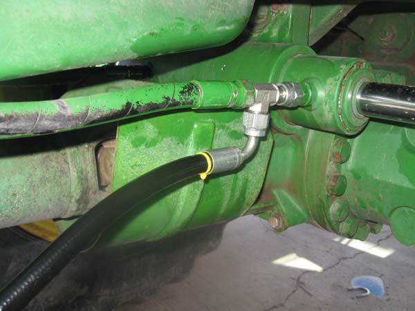 Hose Connection Procedure 3. Attach a -8 ORFS Run Tee to the cylinder. 4. Reattach the steering hose to the -8 ORFS Run Tee. Note: Point the Run Tee downwards. 5.