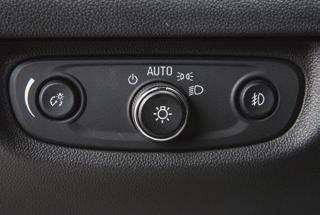 OFF Off/On AUTO Automatically activates the Daytime Running Lamps or the headlamps and other exterior lamps depending on outside lighting conditions.