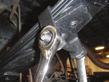 Remove the front clip bolts and rear clip using a 9/16. [FIGURE A] FIG.A FIG.B B. Clamp the pack on both sides of the center pin. [FIGURE B] C.