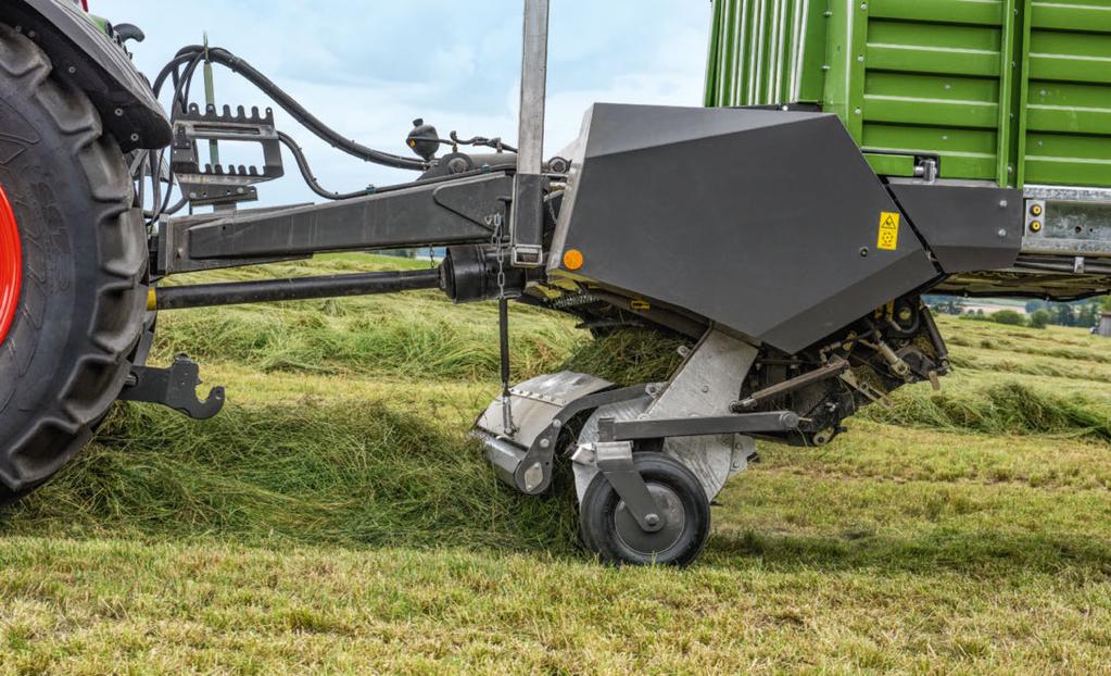 The automated pickup can swing freely. This improves ground following and raking. The trailing gauge wheels of the automated pick-up release it on corners, can be turned and thus protect the sward.