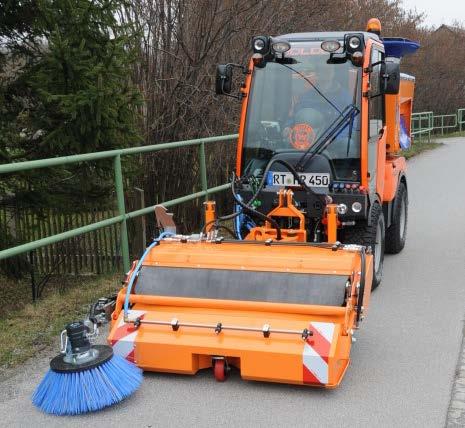 Front sweeper with attachable pick-up container SPU-051-01 Total width Clearing width Hydraulic sweeper with pick-up, side driven 67 (1700 mm) 51 (1300 mm) straight position with a pick-up container