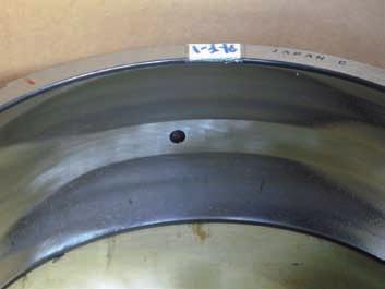 wave-shaped wear on raceway surface Electrical corrosion Photo 10-2 Outer ring of a spherical roller bearing Wear having a wavy or concave-and-convex texture on loaded side of raceway surface Entry