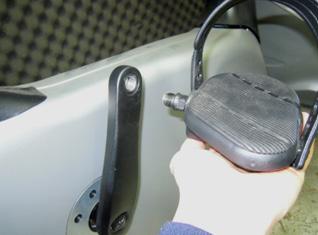 NOTE: The threads on the left side pedal are reversed (the pedal turns off counter clockwise).