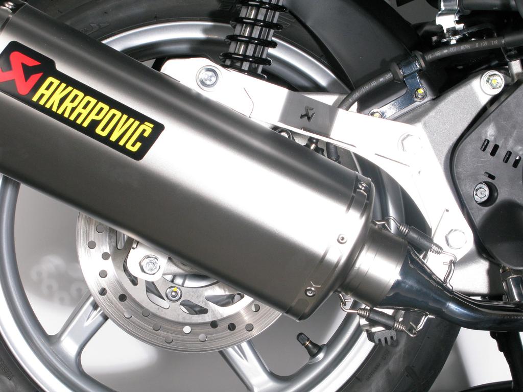 WARNING: HOMOLOGATION IS VALID ONLY WHEN OPTIONAL CATALYTIC CONVERTER IS INSTALLED! 9.8Nm 7 ftlb Figure 11 6.