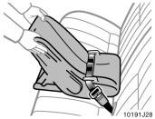 CAUTION After inserting the tab, make sure the tab and buckle are locked and that the lap belt is not twisted. Do not insert coins, clips, etc.