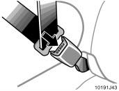 To remove the infant seat, press the buckle release button and allow the belt to retract completely.