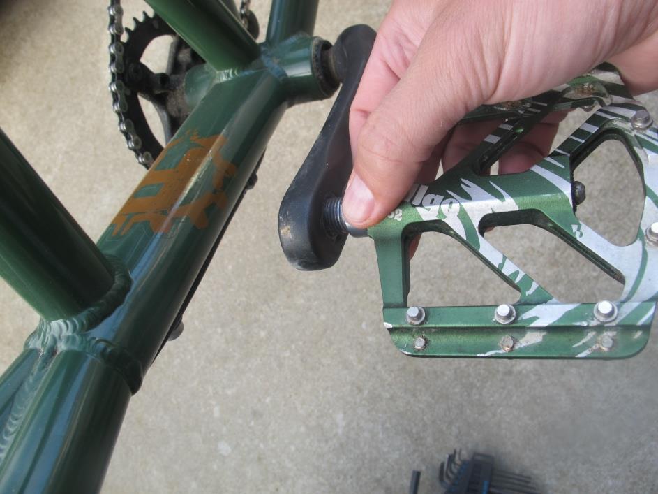 motion as depicted below. Caution: Do not force the threading of the pedal onto the crankset.