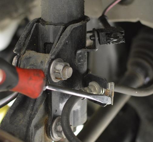 d) Disconnect the sway bar endlink with a 14mm wrench and 5mm allen wrench shown with the red circle in Figure 1a.