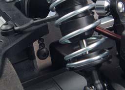 Note that you must decrease the length of both the left and right steering rods by 5mm each when you change to the outer holes on the servo saver, while keeping the steering rods in the steering