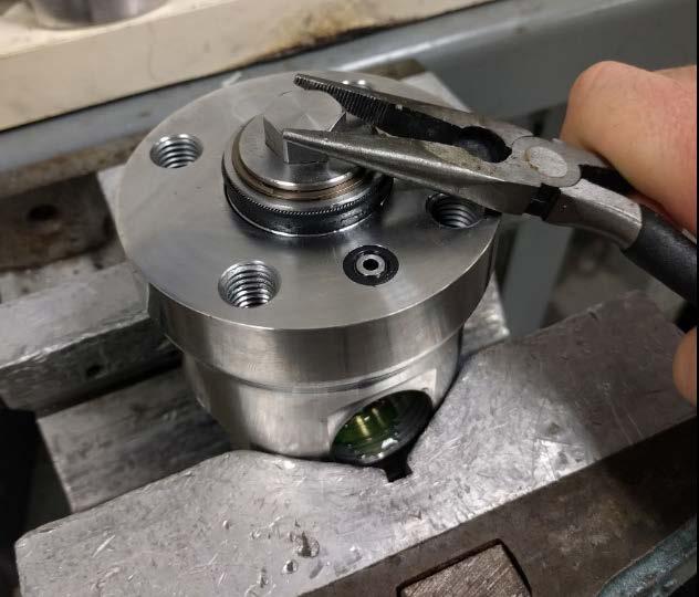 ! NOTICE IT IS CRITICAL THAT THE GATE PAD IS REMOVED BEFORE THE STEM. FAILURE TO DO SO WILL RESULT IN DAMAGE TO THE STEM GUIDE RINGS. 7.1 Remove the valve from the system. 7.2 Secure the valve in a vise.